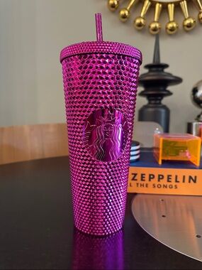 Starbucks Holiday 2022 Drink Tumbler Magenta Pink Studded Venti 24 oz Xmas